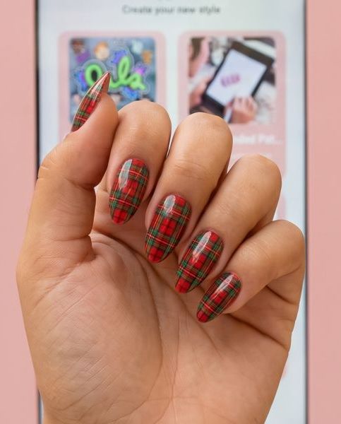 Uñas de cuadros escoceses rojos y verdes
