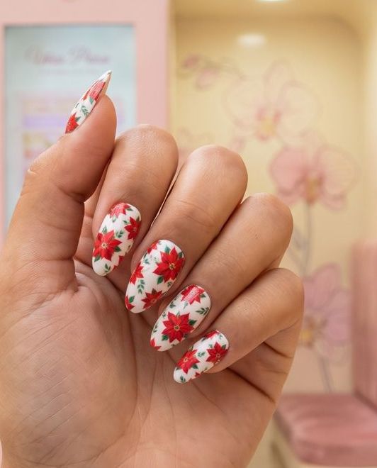 Uñas blancas con flores de Navidad rojas