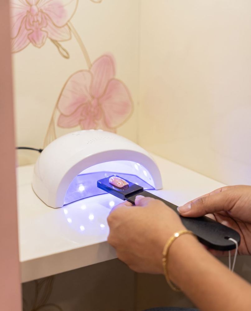 Uña bajo la lámpara de luz UV
